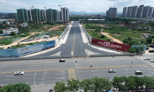 一區(qū)內交通要道——“紅木路”建成通車